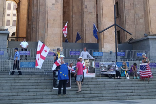 Citoyens avec pancartes