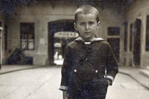 Photo en noir et blanc d'un enfant dans une rue