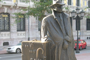 Sculpture El regreso de Williams B. Arrensberg d'Eduardo Úrculo, à Oviedo, en Asturie, Espagne